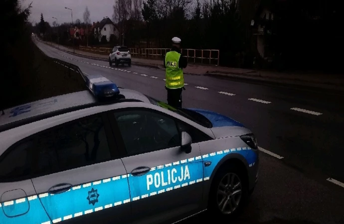 Policyjny patrol wydał polecenie kierującemu do zatrzymania się w związku z przekroczeniem dozwolonej prędkości w obszarze zabudowanym. Kierowca zignorował sygnały i zatrzymał się dopiero dalej, na terenie prywatnej posesji.