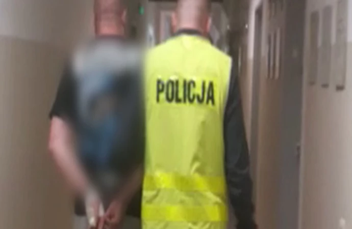 Policjanci zatrzymali kibica, który rzucił racę na murawę stadionu.