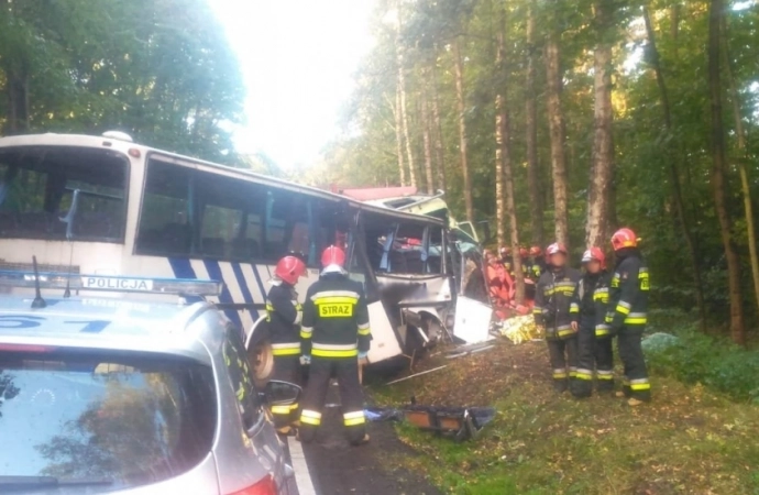 W poniedziałek rano doszło do zderzenia ciężarówki z autobusem wiozącym dzieci.